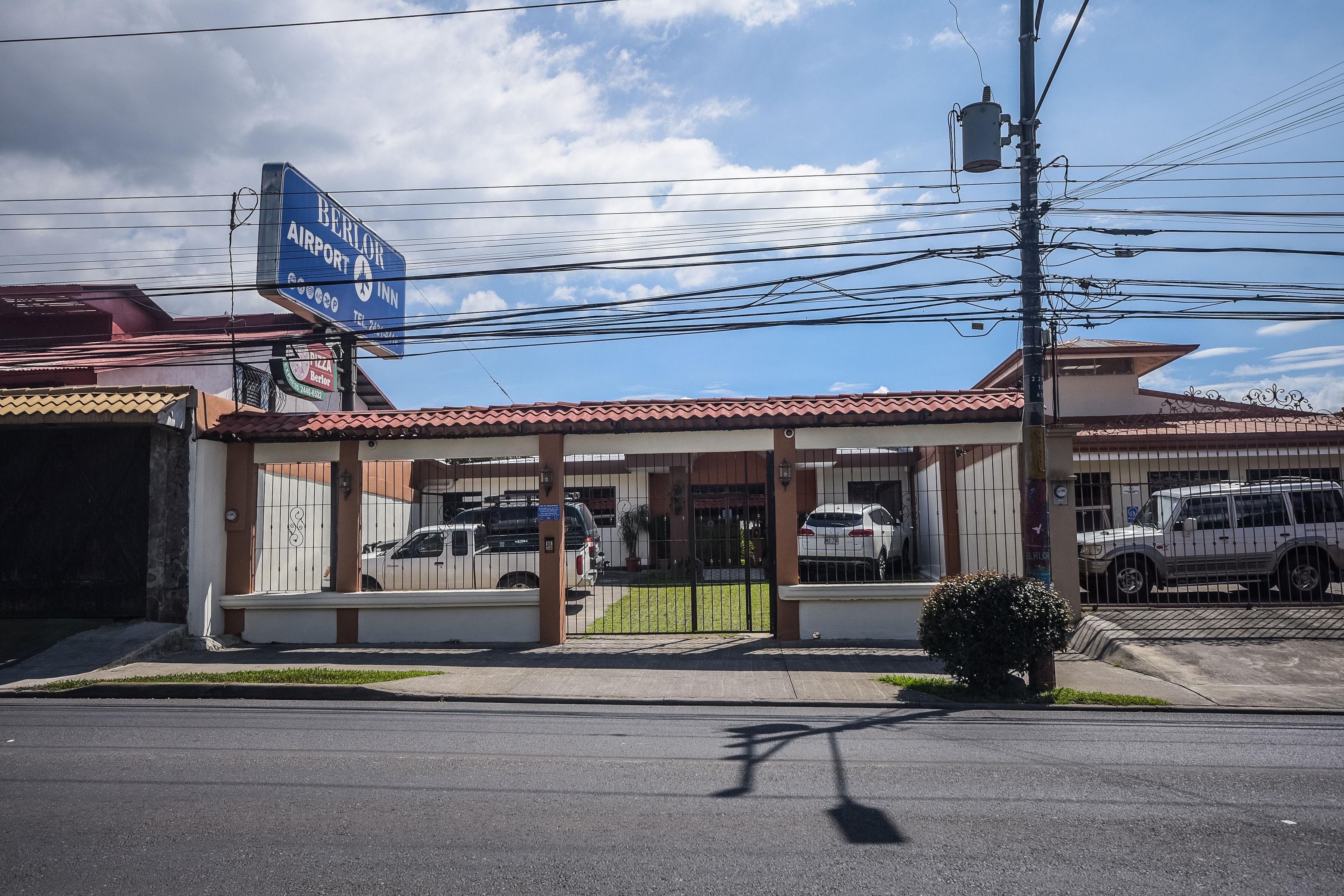 Berlor Airport Inn Alajuela Exterior photo